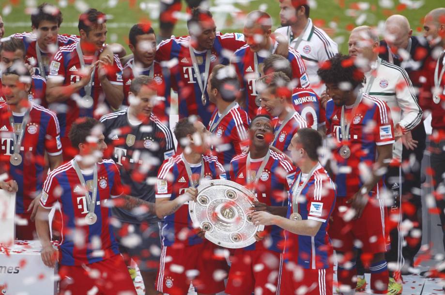 Monaco - Dopo l’incontro con lo Stoccarda, conclusosi 1 - 0, il Bayern festeggia il titolo conquistato con sette giornate di anticipo (Reuters)
